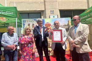 Francisco Javier Mañas sostiene el título de hijo predilecto a título póstumo de su hermano Juan con el alcalde de Pechina y varios de sus hermanos