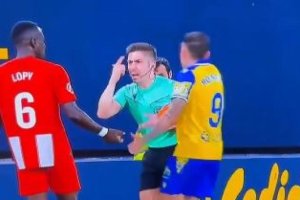 Los árbitros piden respeto y deben predicar con el ejemplo.