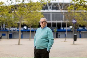 José Miguel Polo posando junto a la puerta del Coliseum de Getafe.