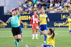 Daniel Palencia Caballero empezando el carrusel de cartulinas rojas para el Almería. Expulsión para Kaiky Fernandes.