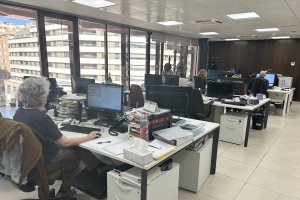 Empleados de la Junta en una nueva sede administrativa, donde antes estaba la central de Cajamar.