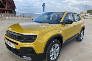 El Avenger durante la prueba junto a la ballena del pequeño Gabriel