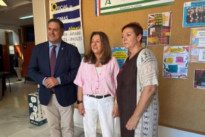 María del Carmen Castillo, consejera de Desarrollo Educativo y Formación Profesional, durante su visita a la EOI de Almería.