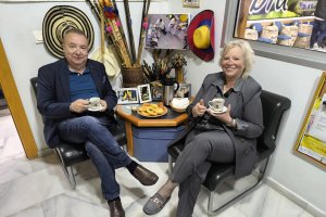 Pedro Manuel de la Cruz toma café con Yaddy González, activista y presidenta de 'Almería para Todos'.