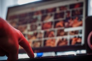 Un usuario busca en internet un sitio ilegal de pornografía.