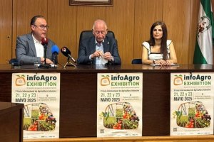 De izq. a der., Rodrigo González, presidente del Comité Organizador de Infoagro Exhibition; Gabriel Amat, alcalde de Roquetas de Mar, y Lydia Medero, responsable de Comunicación de Infoagro Exhibition, durante la rueda de prensa.