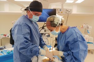 Los doctores José Fernando Pérez y Gada Housari operando juntos en una intervención.