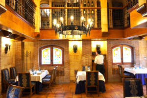 El salón del restaurante Tinta Negra en Almería capital.