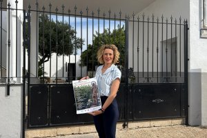 María Jesús López, concejala de cultura de Níjar, presenta el cartel de las fiestas.