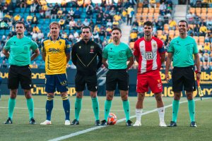 Daniel Palencia Caballero y sus auxiliares con los capitanes Álex Fernández y Gonzalo Melero en el partido Cádiz-Almería.