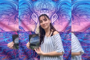 Sara Pérez con su libro 'Viaje de ida y vuelta. Destino: Tierra'