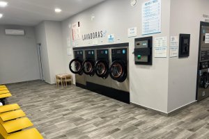 Interior de la Autolavandería Cabomar, con lavadoras industriales en autoservicio