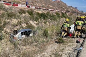 Bomberos del Levante atienden un accidente de tráfico. Foto de archivo.