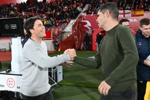 Rubi (Almería), y Antonio Hidalgo (Huesca), aguantan en sus banquillos pese a tener momentos delicados.