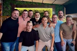 Francisco, rodeado con sus amigos de toda la vida, en La Salada.