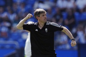 Pacheta celebra la victoria del Granada en La Coruña.