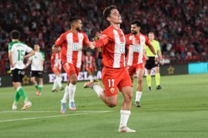 Sergio Arribas fue uno de los grandes de la noche y no solo por su gol en la primera mitad al Racing.