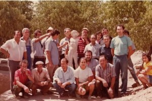 Trabajadores y arqueólogos que descubrieron el Chiribello, en el centro de la imagen, en 1985.