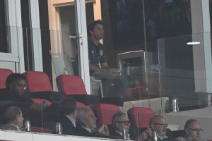 Rubi siguiendo el choque desde un palco VIP. Está sancionado también para la visita a Miranda de Ebro.