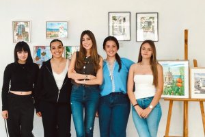 Carolina Muñoz Bono, profesora de El Alquián, rodeada de algunas de las alumnas que han participado en la exposición.