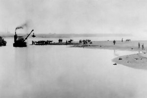 Arena acumulada cierre bocana Adra.