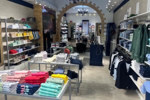 Interior de la tienda Spagnolo, donde se fusionan elegancia y estilo español.