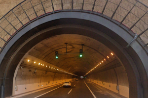 Uno de los túneles de la A-7 existentes entre Roquetas de Mar y Almería capital.