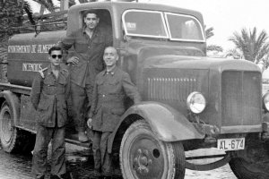 El camión cuba repostando en el Parque frente al puerto, a finales de los años cincuenta. Como era habitual, detrás del depósito siempre estaban los niños que calmaban su sed con el agua que se quedaba goteando.
