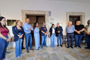Autoridades municipales, el pintor Andrés García y el fotógrafo Antonio Fábrega inaugurando la sala.