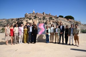 Foto de familia tras la presentación de AMAC 2025.
