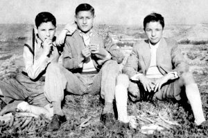 Tres adolescentes de la posguerra compartiendo habas en el paraje de la Cuesta de los Callejones, junto a la finca El Canario.