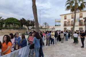 Se formaron colas más de una hora antes de la firma de libros.
