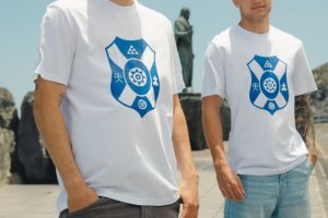 Camiseta conmemorativa del CD Tenerife por el Día de Canarias que incluye un símbolo almeriense.