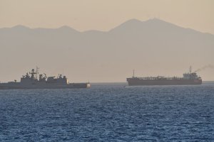 Convoy ruso vigilado por la fragata Álvaro de Bazán en el litoral almeriense del Mar de Alborán.