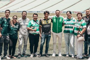 Francisco con aficionados del Santos Laguna.