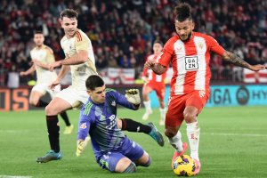 Raúl Fernández y Luis Suárez en la primera vuelta. El Almería se impuso por la mínima con gol tempranero de Leo Baptistao.