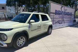 El INSTER luce como coche oficial en la carrera de la mujer
