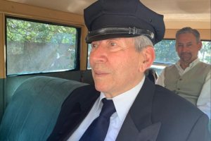 Antonio con uno de sus vehículos restaurado y caracterizado como taxista.