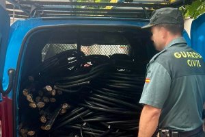 Un agente de la Guardia Civil con el cable robado