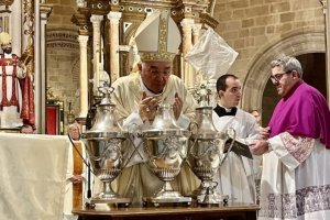El obispo de Almería, en la bendición de los óleos que se emplean en sacramentos como la confirmación.