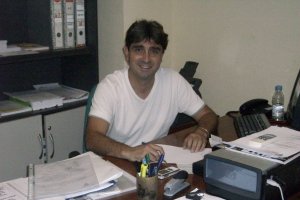 Su primera experiencia en los despachos fue con el CD Roquetas.