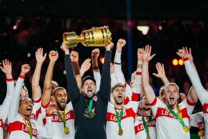 Los jugadores del Stuttgart celebrando el título de la Copa de Alemania.