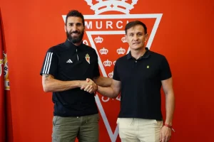 Un futbolista de enorme categoría se abre paso en los banquillos.