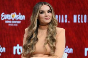 Melody en la rueda de prensa.