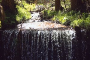 Cascada en uno de los tramos del sendero.