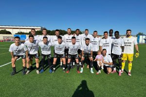 La P.D. Garrucha con camisetas de apoyo a la niña que sufrió una caída en las semifinales del playoff de ascenso a División de Honor.