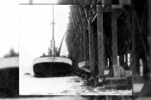 El mineral cayendo sin barreras desde el cargadero hasta la bodega de un barco. Esta imagen se repetía con frecuencia en los años 60.