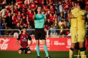 El Almería llega justo de fuerzas al pitido final pero muy implicado.