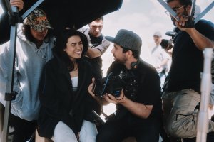 Vera GRV charla con Willy Rodríguez durante el rodaje de ‘Cura pa mi alma’.