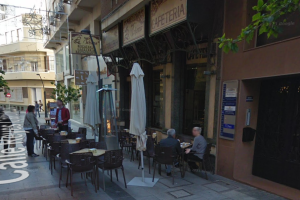 Imagen de 2018 con La Tahona abierta en Reyes Católicos